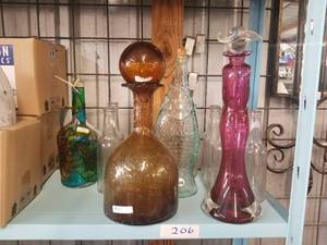 lot 206 image: Selection of glass decor. bottles