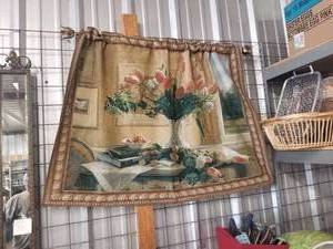 lot 213 image: Flower themed tapestry with hanging rod - 37 by 52