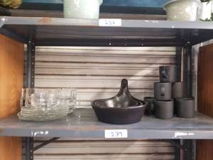 lot 239 image: Selection of Home decor.