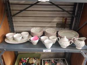lot 241 image: Selection of Johnson Brothers - Summer Chintz china