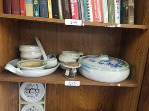 lot 245 image: Selection of disheware