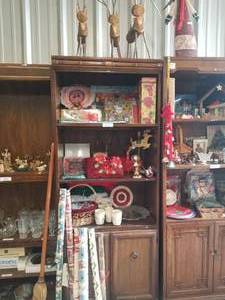 lot 252 image: Selection of Christmas decorations