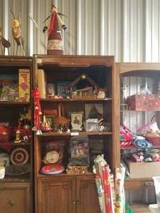 lot 253 image: Selection of Christmas decorations