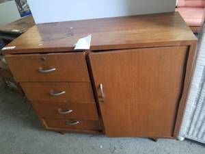 lot 264 image: Wood work cabinet with drawers