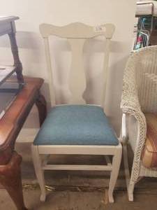 lot 278 image: Nice white chair