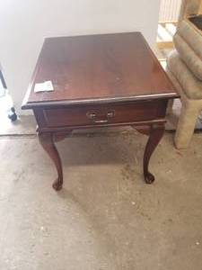 lot 283 image: Side table with drawer