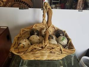 lot 290 image: Home decor - basket full of decorated balls