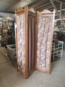 lot 303 image: Room divider - matches lot #304