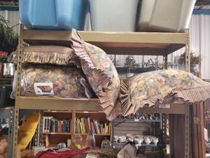 lot 304 image: Cover and matching pillows - believed King or Queen