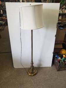 lot 308 image: Brass floor lamp