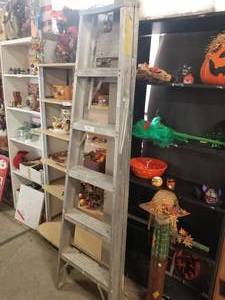 lot 340 image: Aluminum 6 foot ladder