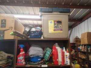 lot 347 image: Selection of pet related items