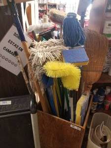 lot 350 image: Selection of cleaning tools