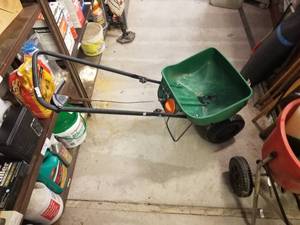 lot 354 image: Scotts fertilizer spreader