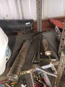 lot 379 image: Selection of grease guns