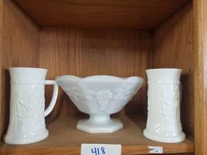 lot 418 image: Selection of milk glass
