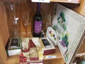 lot 421 image: Selection of wine themed decor