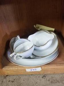 lot 423 image: Selection of Royalton China - translucent porcelain