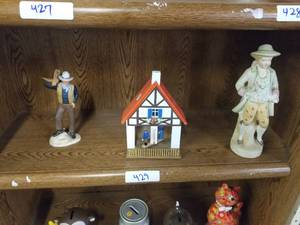 lot 429 image: Selection of collectible decor - John Wayne figure and a piece by Sandrea from occupied Japan