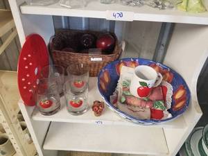 lot 471 image: Selection of apple themed home decor.