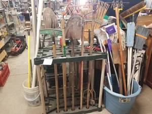 lot 450 image: Selection of garden tools