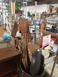lot 453 image: Selection of garden tools