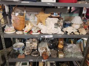 lot 459 image: Selection of beach themed home decor