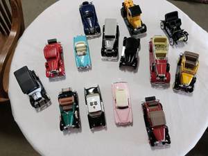lot 472 image: Selection of collectible diecast - total of 14