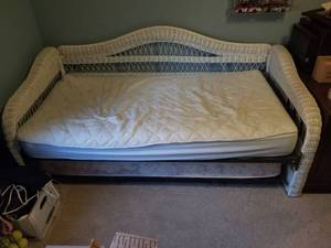 lot 473 image: White wicker trundle bed - 2 twin mattresses are free