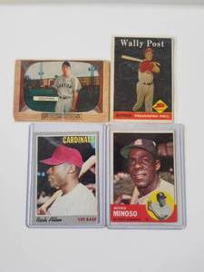 lot 69 image: Selection of Baseball cards