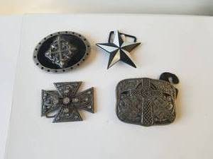 lot 33 image: Selection of belt buckles