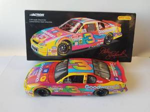 lot 51 image: Dale Earnhardt GM Goodwrench - Peter Mx - 2000 Monte Carlo - 124 diecast