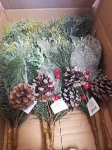 lot 109 image: Selection of Christmas Decorations - 2 boxes of 6