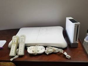 lot 122 image: Selection of Wii gaming console and more - untested