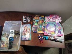 lot 146 image: Selection of children toy items