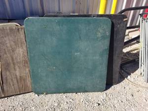 lot 326 image: Lot of 2 tables - 34 by 34