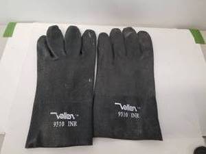 lot 200 image: 12 pair of rubber gloves
