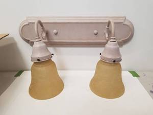 lot 219 image: Light fixture - wall mount