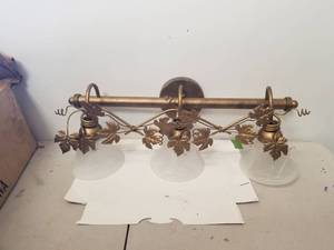 lot 221 image: Light fixture - wall mount
