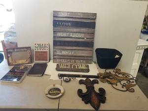 lot 229 image: Selection of Home decor.