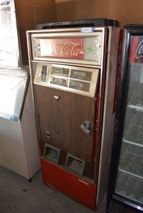 lot 2 image: Vintage Coca-Cola Vending Machine