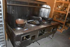 lot 30 image: Commercial 3 Ring Wok Range