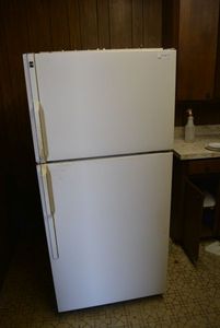 lot 61 image: Hotpoint RefrigeratorFreezer  #CTX18CIBKRWW  CONTENTS NOT INCLUDED