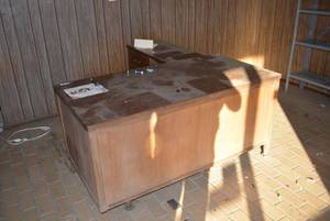 lot 78 image: Vintage 2-Part L-Shaped Desk