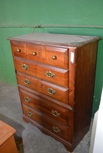 lot 79 image: Broyhill 5-Drawer Dresser