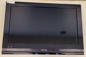 lot 27 image: TOSHIBA 26 HDTV MODEL 26AV502R WITH REMOTE AS SHOWN.