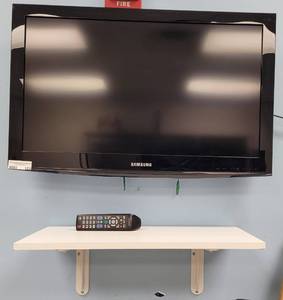 lot 123 image: SAMSUNG FLATSCREEN TV WITH REMOTE AS SHOWN.