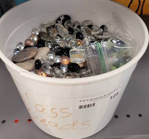 lot 125 image: DECORATIVE PEBBLES  STONES AS SHOWN.
