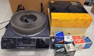 lot 173 image: VINTAGE KODAK MEDALIST AF CAROUSEL PROJECTOR WITH ACCESSORIES AS SHOWN.
