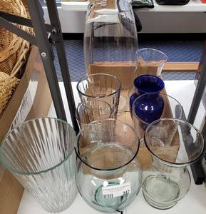 lot 347 image: LOT OF ASSORTED GLASS FLOWER VASES AS SHOWN.